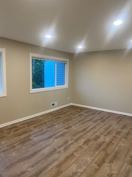 Building Photo - 15468 Pennock Ln