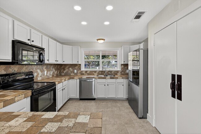 Building Photo - 670 Woodland Acres Dr