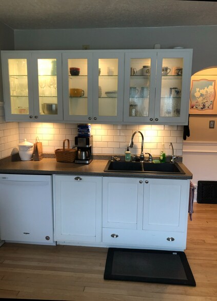 Kitchen - 3360 S Kinnickinnic Ave