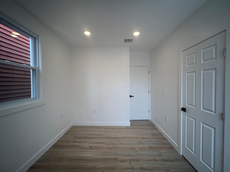 Building Photo - 13 Bartholdi Ave