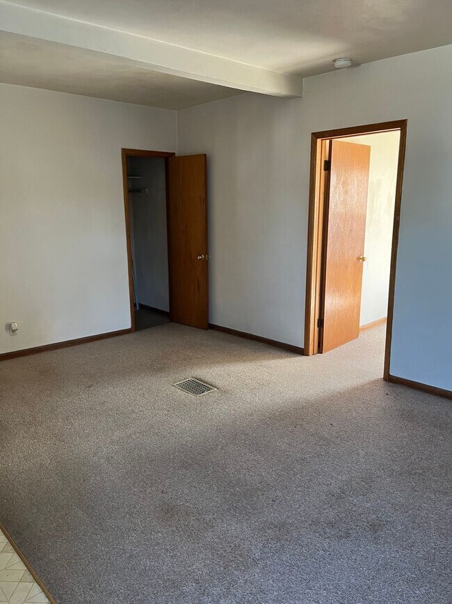 Building Photo - 320 S 17th St