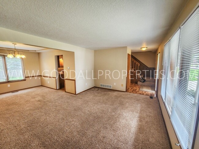 Building Photo - Executive 4 Bedroom Home in West Des Moine...