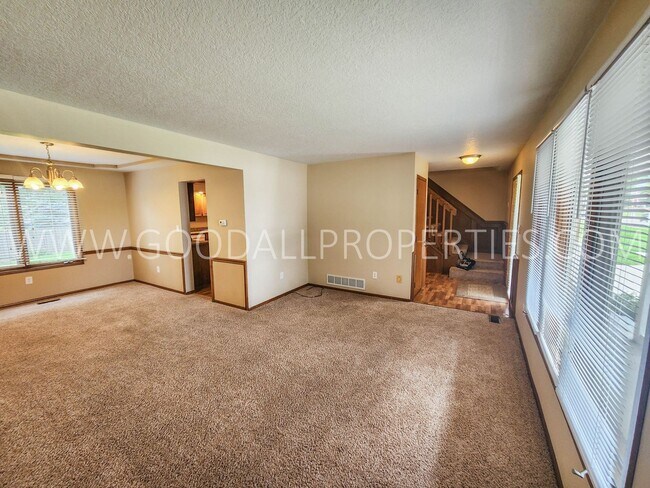 Building Photo - Executive 4 Bedroom Home in West Des Moines with a fenced in yard !!!