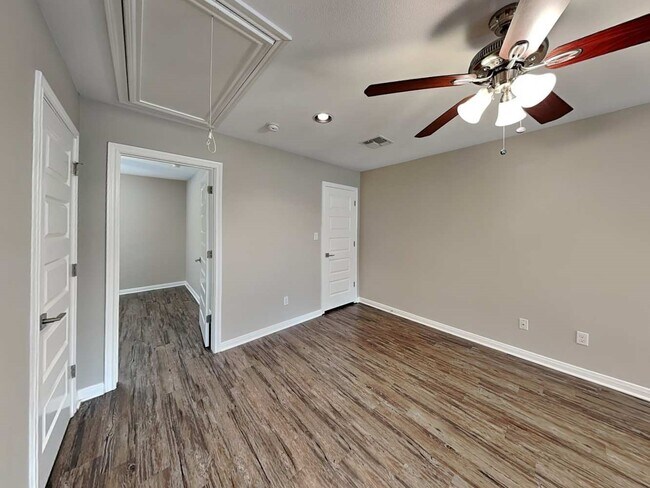 Building Photo - 179 Holly St