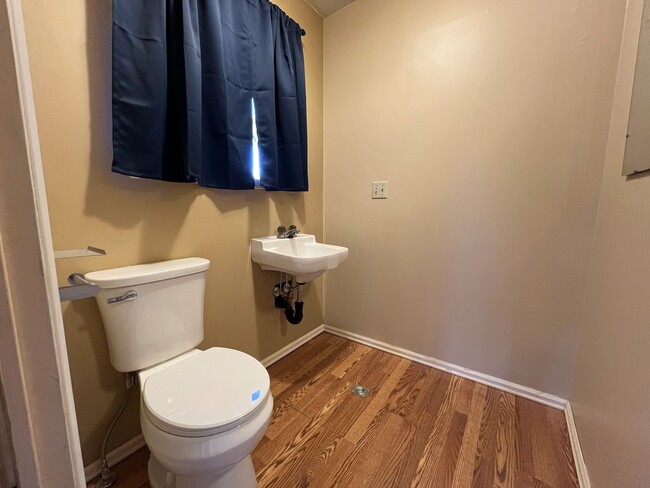 Building Photo - Classic Comfort: 3-Bed, 1.5-Bath Home with Covered Patio & Deck