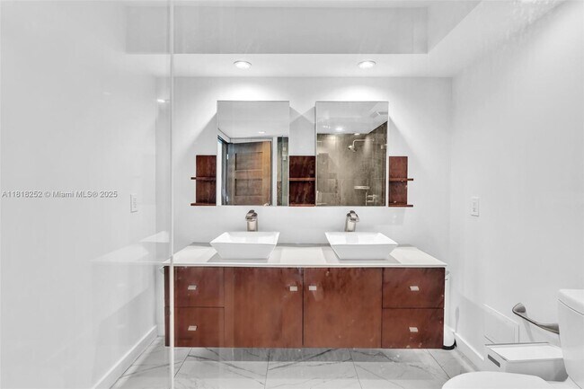 Building Photo - 6770 Indian Creek Dr