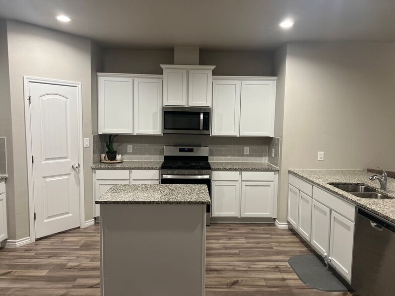 Building Photo - 7326 Star Gazer Dr