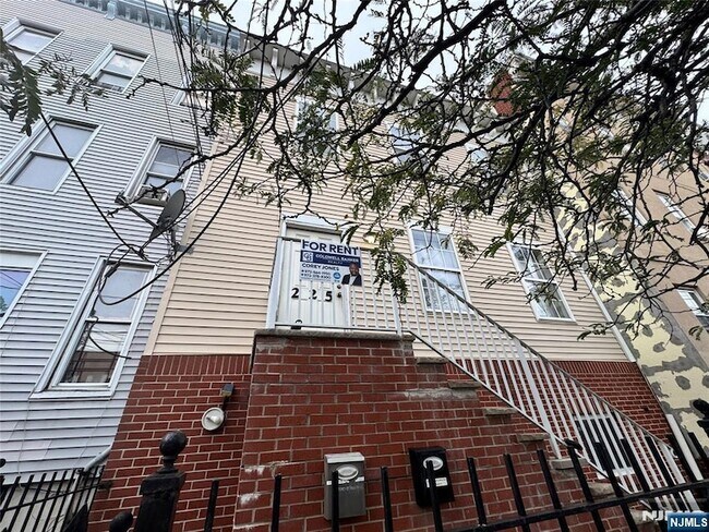 Building Photo - 225 Halladay St