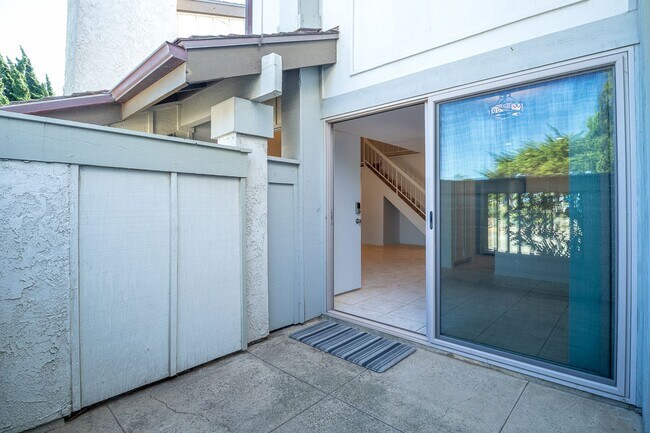 Building Photo - Harborwalk Marina Villa | 3 Bed, 2.5 Bath | Channel Islands Harbor | Beach Close