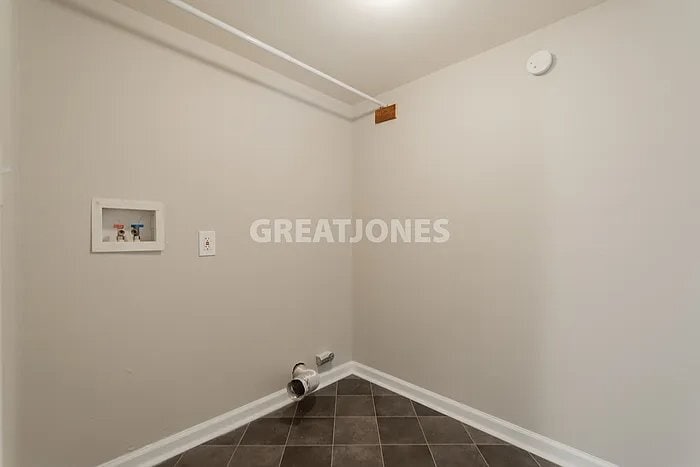 Building Photo - 2100 Lake Shore Dr