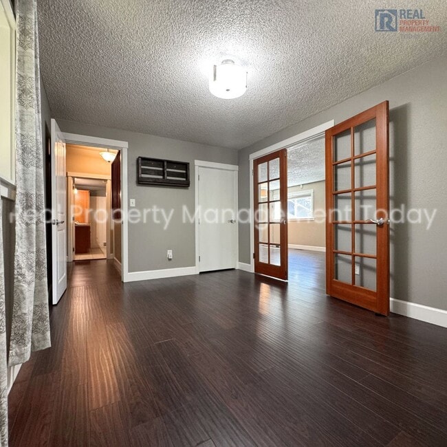 Building Photo - Charming 5 Bedroom + Huge yard!