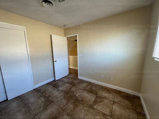 Building Photo - 2 bedroom, 1.5 bathroom townhouse.