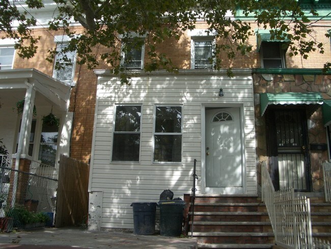 Building Photo - 712 Vermont St