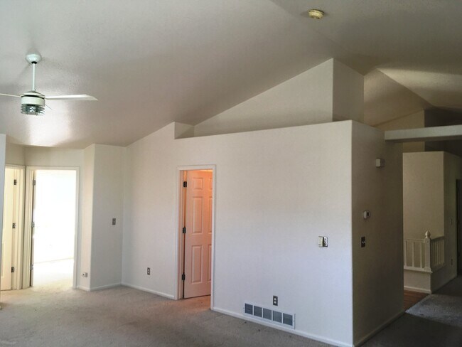 Building Photo - Modern Waneka Lake 4 Bedroom, 3 Bath Prett...