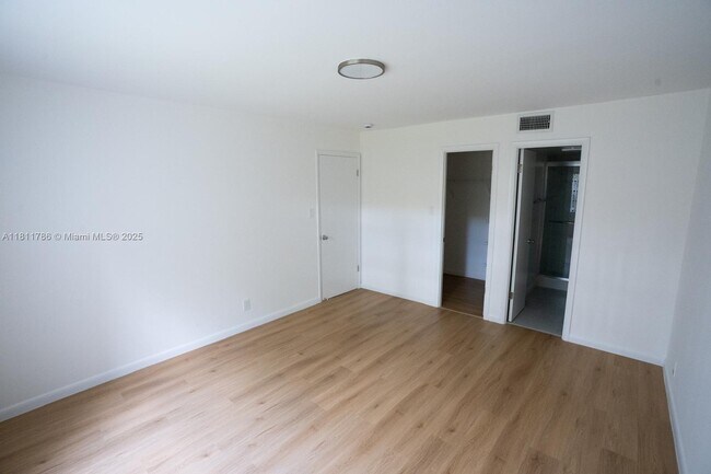 Building Photo - 136 S Cypress Rd