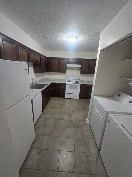 Building Photo - 583 Winding Creek Rd