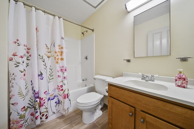 Building Photo - 24 Cobblestone Ln