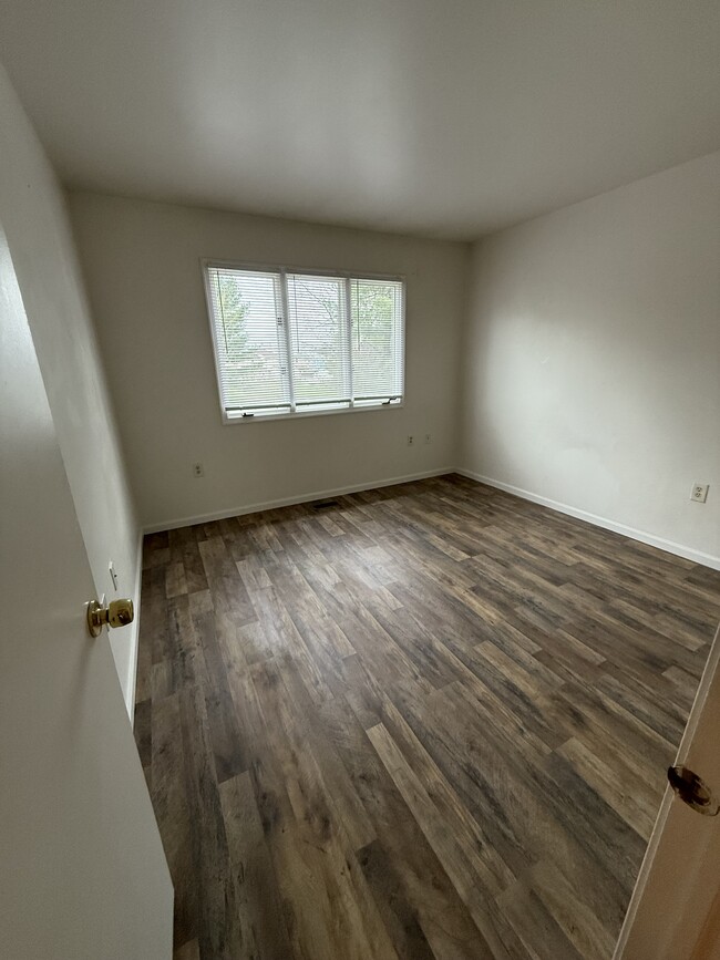 Building Photo - 345 Tamarack Dr