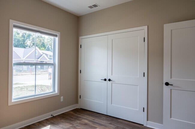 Building Photo - 8463 Oak Shade Cir