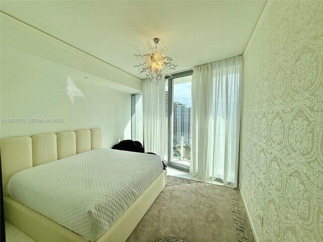 Building Photo - 300 Biscayne Blvd Way