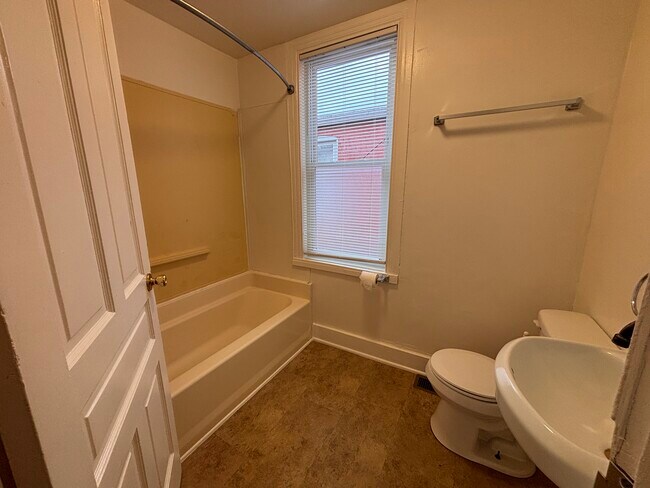 Building Photo - 738 W Poplar St