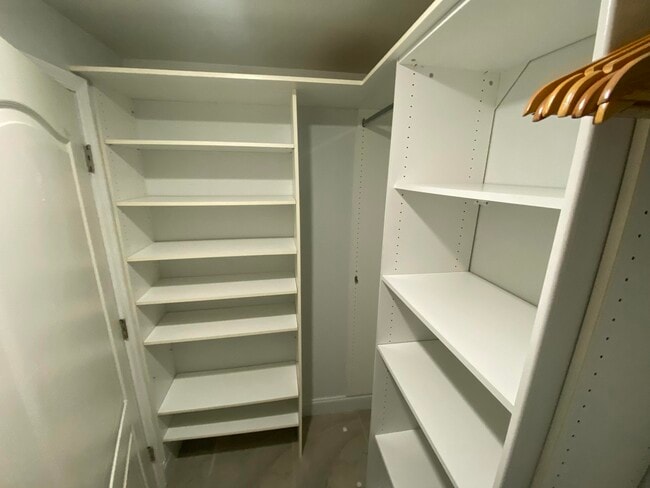Building Photo - 400 Uno Lago Dr