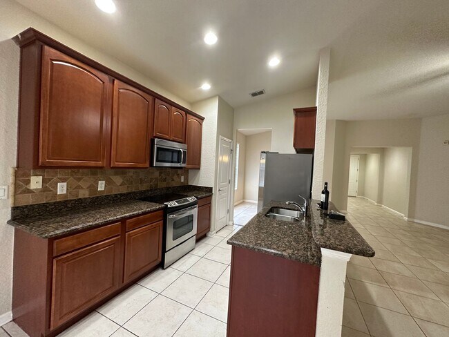 Building Photo - BEAUTIFUL SPACIOUS 3 BEDROOM 2  BATH SINGLE FAMILY HOME FOR RENT