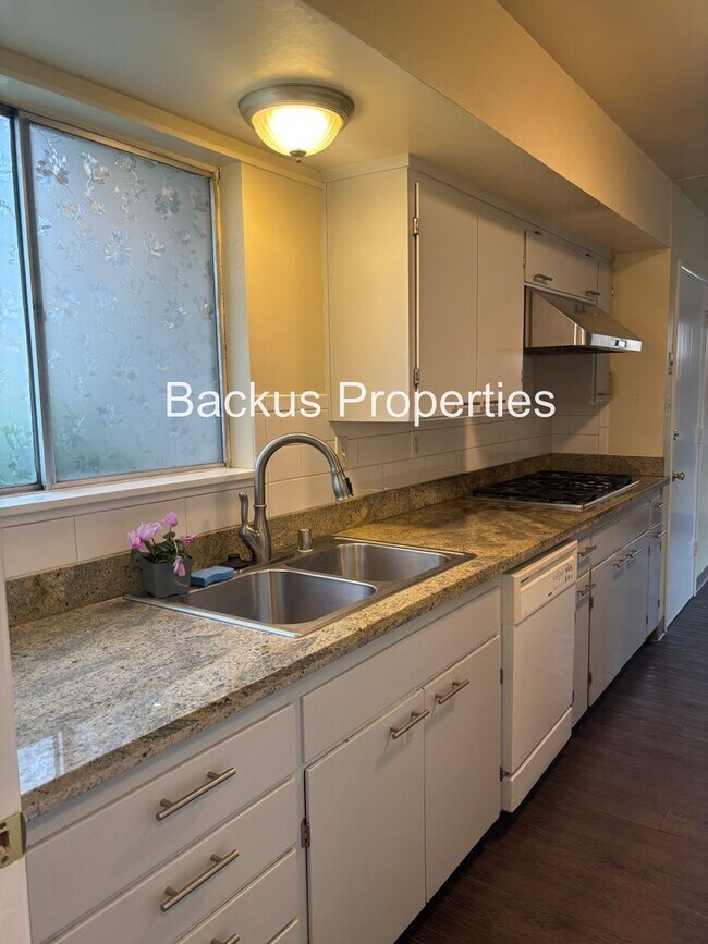 Building Photo - 827 Bedford Dr