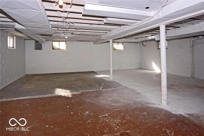 Building Photo - 210 W Sycamore St