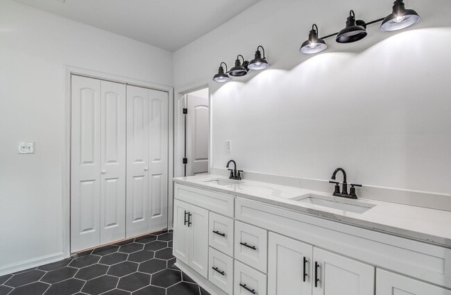 Building Photo - Elegant Midtown Memphis Single-Family Home for Lease