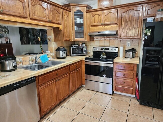 Building Photo - 5975 SW 137th Ave
