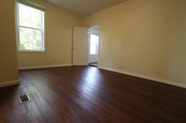 Building Photo - 318 Raymond St