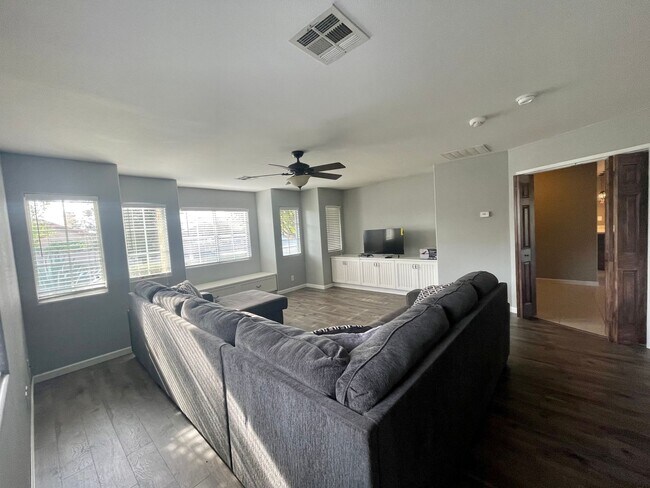 Building Photo - COMING SOON!!! Beautiful 3 Bedroom, 2 Bathroom + Den Residence in the Heart of La Quinta!