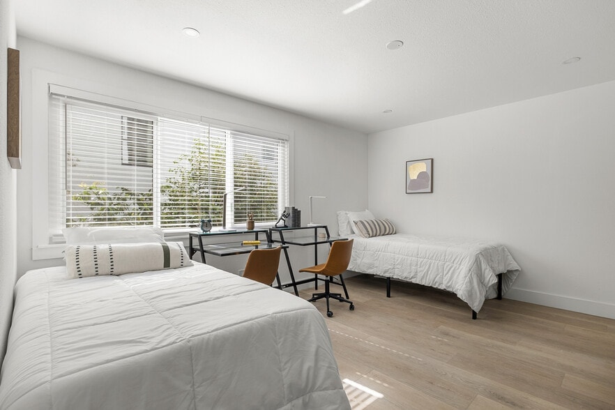 Bright and airy bedroom - 2430 Prospect