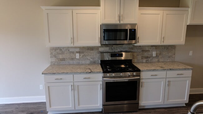 Building Photo - 1/2 off first month rent!  Three Bedroom Two Bath - Now $1,799 a month!