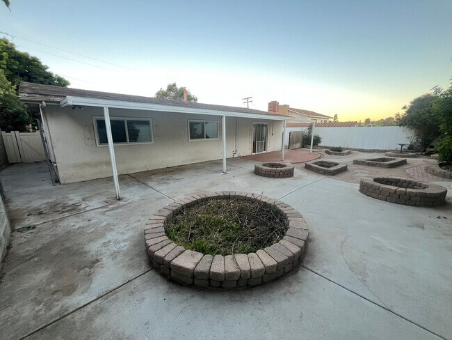 Building Photo - Remodeled 3 Bed / 2 Bath Single-Family Home | Garage, Big yard