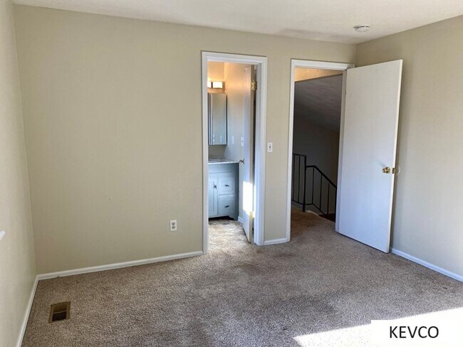 Building Photo - Beautiful Three Bedroom Home!