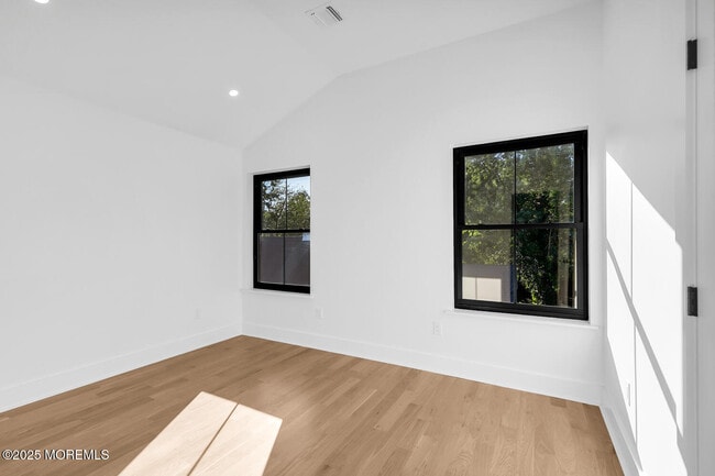 Building Photo - 514 River Rd