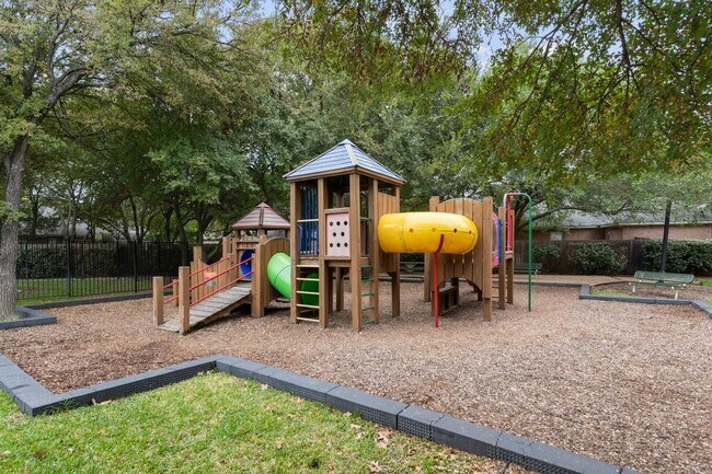Building Photo - 2110 Red Oak Cir