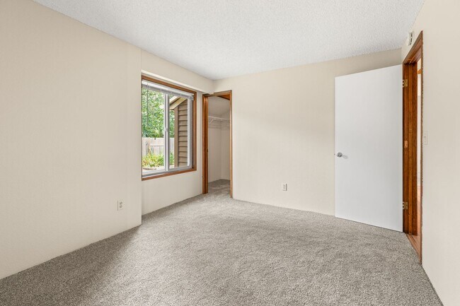 Building Photo - Must See! 3 bed/2 bath home with amazing private backyard - Double Garage/Community Pool