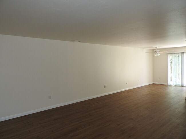 Building Photo - Lovely 2 bedroom townhouse