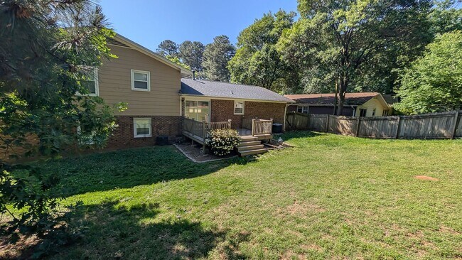 Building Photo - 2400 Lawrence Dr