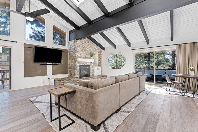 Building Photo - Beautifully Remodeled 3 bed, 3 baths 2 Car...