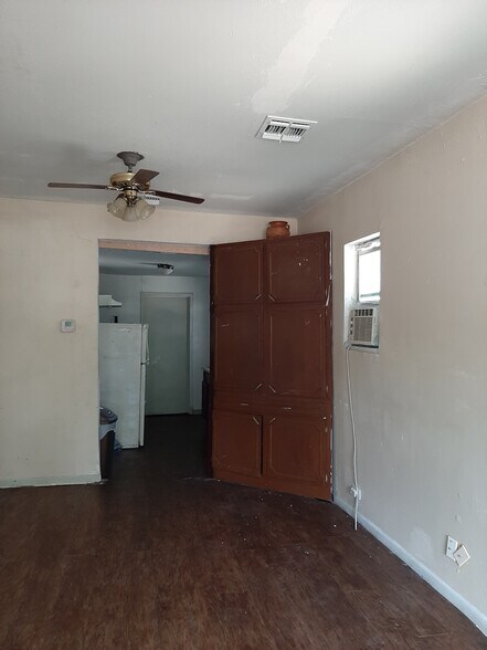 entry room - combo living dining - 1406 Aransas Ave