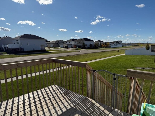 Building Photo - Spacious 4-Bed, 2-Bath Split-Level Townhome with Attached Heated Garage