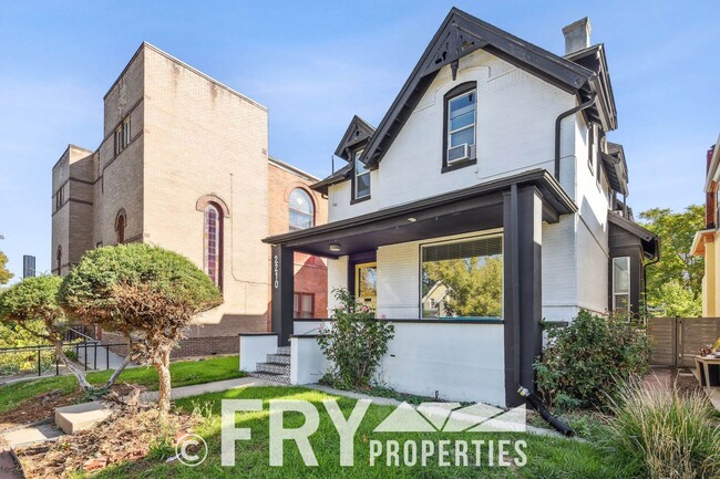 Building Photo - Stunning Victorian Home Near City Park