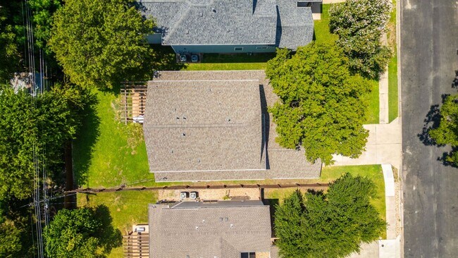 Building Photo - 303 Zennia St