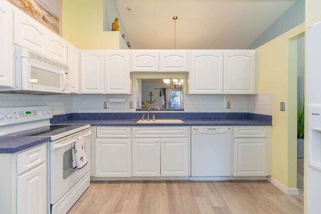 Building Photo - This tasteful decorated home features 3 be...