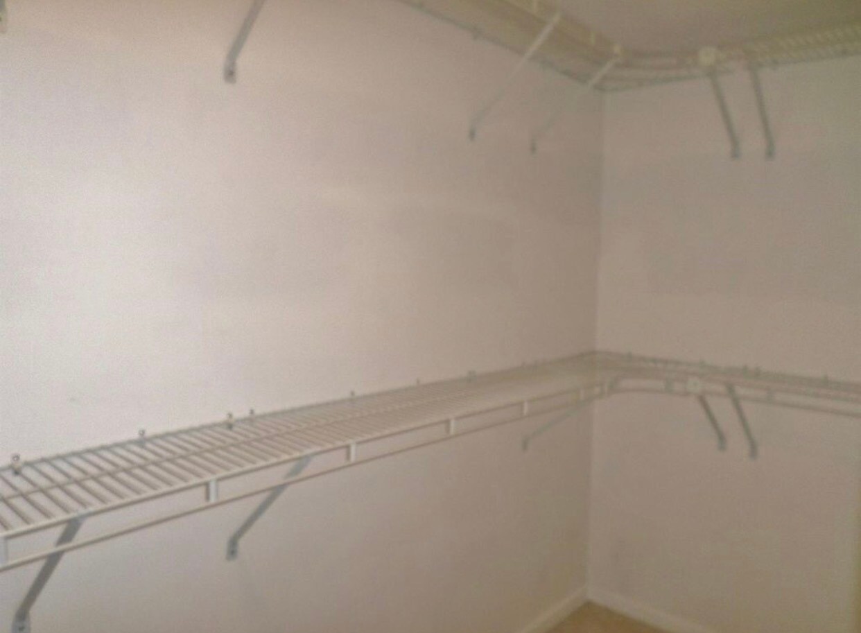 Walk-in-closet - 49730 Plymouth Way