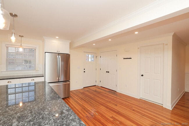 Building Photo - 792 Farmington Ave